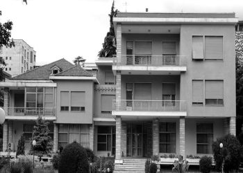 “Kërkojnë sqarime për shoqen Lenka Çuko se; ‘ka mbajtur delfin në shtëpi, vajzën e ka dërguar në Francë për ta bërë nuse, ka sjellë birrë për dasmën që andej’ etj…”/ Raporti sekret për Ramiz Alinë, 25 shtator 1990