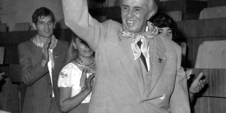 “Shoku Koço Kokëdhima gëzon respekt në radhët e rinisë, djalë me kulturë, por shokët drejtues të Partisë kanë vërejtje për të; ‘mendjemadh, i nxituar dhe…”/ Raporti i Fatos Nanos për Ramiz Alinë, shtator 1990