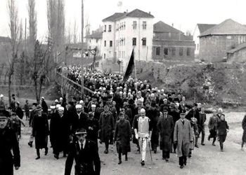 “Në ’41-in kur hynë italianët në Gjakovë, gjyshja me fëmijët iu bashkuan turmës që u brohoriste ‘Rroftë Shqipëria’, ‘Poshtë Jugosllavia’, ‘Rroftë Hitleri’, ‘Rroftë Musolini’…”/ Kujtimet e mbesës së Fadil Hoxhës