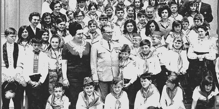 “Në mjedise private të Kosovës, Schwandner-Sievers kishte ndeshur një Tito-nostalgji të ngjashme me atë të kombeve dhe etnive të tjera, ish-jugosllave…”/ Refleksionet e mbesës së Fadil Hoxhës