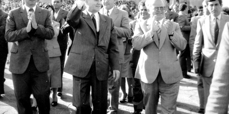 “A jeton me këtë situatë Marash Hajati, që në ‘Zëri i popullit’, vë lajmin se në Zvicër kërkohet fuqi punëtore, apo se presidenti Mlladenov i Bullgarisë…”/ Fjala e Ramiz Alisë dhe debatet në Plenum, 6 korrik ‘90