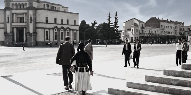 “Kafe – Pastiçeri ‘Tirana’, ishte një oaz perëndimor që frekuentohej nga elita e artistëve dhe shkrimtarëve të asaj kohe, si; Shuteriqi, Paskali, Petro Marko etj.,…”/ Historia e panjohur lokalit të famshëm