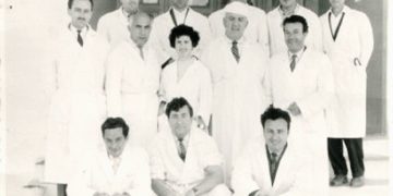 “Dr. Fejzi Hoxha para Shoqërisë Shqiptaro-Sovjetike më 26 maj, tha se aplikimi i metodave sovjetike mjekësore në spitalin e Tiranës, ka bërë të mundur që…”/ Libri i Nikolali Shmelev, “Novaja Albanija” Moskë 1951