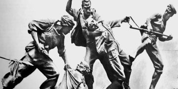 “Gjatë përurimit të ekspozitës, Enver Hoxha takoi edhe dy artistët kinezë që e shoqëronin atë, piktorin Lao Çun Pin dhe skulptorin Çan Su In, por ata nuk ishin autorët…”/ Dëshmia e Kujtim Buzës