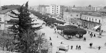 “Kafe – Pastiçeri ‘Tirana’, ishte një oaz perëndimor që frekuentohej nga elita e artistëve dhe shkrimtarëve të asaj kohe, si; Shuteriqi, Paskali, Petro Marko etj.,…”/ Historia e panjohur lokalit të famshëm