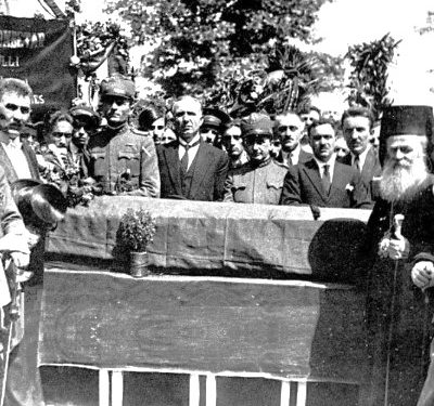 “Vasil Gjymyshana nga Berati tregonte; Enveri është sjellë ndaj meje si prind, përzemërsia dhe dashuria e madhe që tregonte për mua, shtëpinë e tij e kisha si…”/ Biografia e panjohur e Enver Hoxhës e 1969