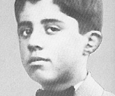 “Nga pema gjenealogjike me të parin e fisit Hoxha, Kol Gjonin, deri te dy djemtë, Iliri me Sokolin…”/ Zbulohen 3 biografitë e Enver Hoxhës në fondin e tij personal, të shkruara deri në 1969-ën, që s’u publikuan kurrë…!