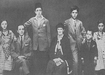 “Nga pema gjenealogjike me të parin e fisit Hoxha, Kol Gjonin, deri te dy djemtë, Iliri me Sokolin…”/ Zbulohen 3 biografitë e Enver Hoxhës në fondin e tij personal, të shkruara deri në 1969-ën, që s’u publikuan kurrë…!