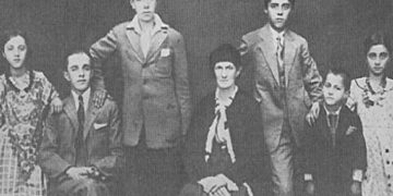 “Nga pema gjenealogjike me të parin e fisit Hoxha, Kol Gjonin, deri te dy djemtë, Iliri me Sokolin…”/ Zbulohen 3 biografitë e Enver Hoxhës në fondin e tij personal, të shkruara deri në 1969-ën, që s’u publikuan kurrë…!