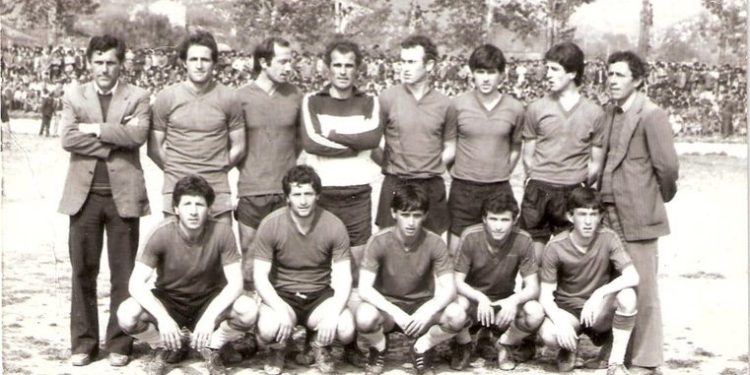 “Pas ndeshjes, një futbollist i Laçit bëri një gjest antisportiv, kurse tifozët nga Laçi hodhën në fushë granatë tip ‘Fik’, të dy u ndaluan nga policia…”/ Raporti i Mehdi Bushatit, për trazirat në Pukë. prill ‘87