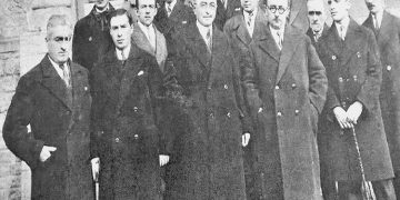 “Në Korçë, në fillim, Enveri banoi në shtëpinë e familjes Belba dhe të pak kohë në shtëpinë e profesorit francez, Andrea Brezho, më pas ai banoi në…”/ Biografia e panjohur e Enver Hoxhës, e vitit 1969