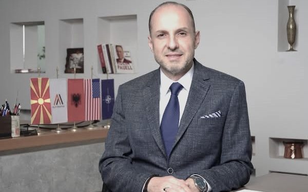 Hebrenjtë e kanë ngritur në pelegrinazh holokaustin e tyre në Aushvic dhe i detyrojnë të gjithë politikanët e botës të përkulen aty, kurse shqiptarët e Kosovës, janë kaq të shkujdesur ndaj të kaluarës së tyre?!